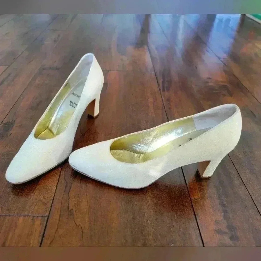 BRUNO MAGLI beige suede leather circle design  pumps  heels shoes sz 7
